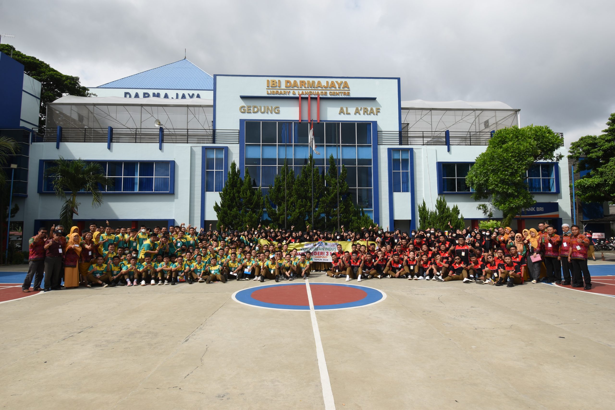 Ratusan Pelajar SMKN 3 Metro Kunjungan Industri ke Kampus The Best IIB Darmajaya Ratusan Pelajar SMKN 3 Metro Kunjungan Industri ke Kampus The Best IIB Darmajaya