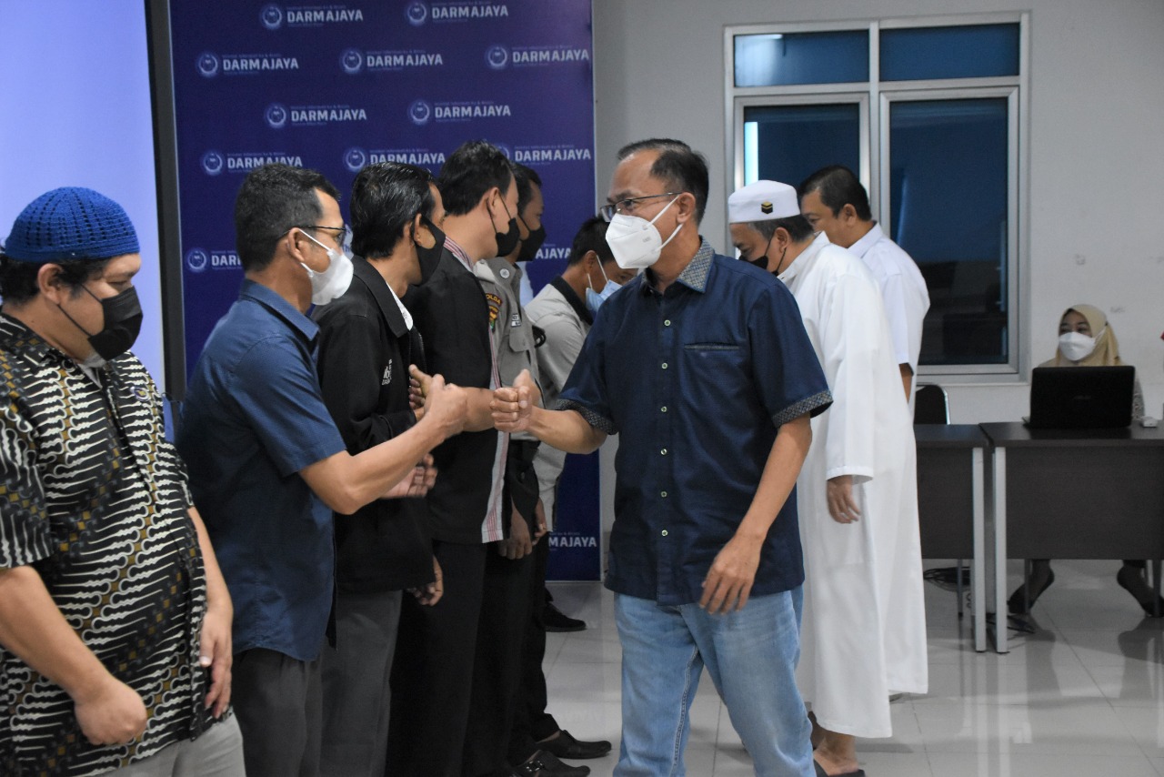 The Best…! 12 Karyawan Darmajaya Terima Tunjangan Haji, ini Kata Ketua Yayasan Alfian Husin The Best…! 12 Karyawan Darmajaya Terima Tunjangan Haji, ini Kata Ketua Yayasan Alfian Husin