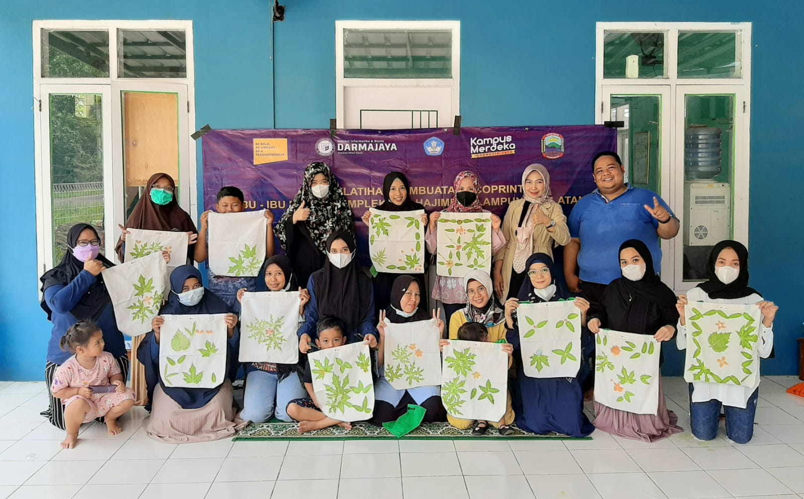 Tiga Dosen Kampus The Best ini Ajari Ibu-ibu Perumahan BCL Handcraft Ecoprint Tiga Dosen Kampus The Best ini Ajari Ibu-ibu Perumahan BCL Handcraft Ecoprint