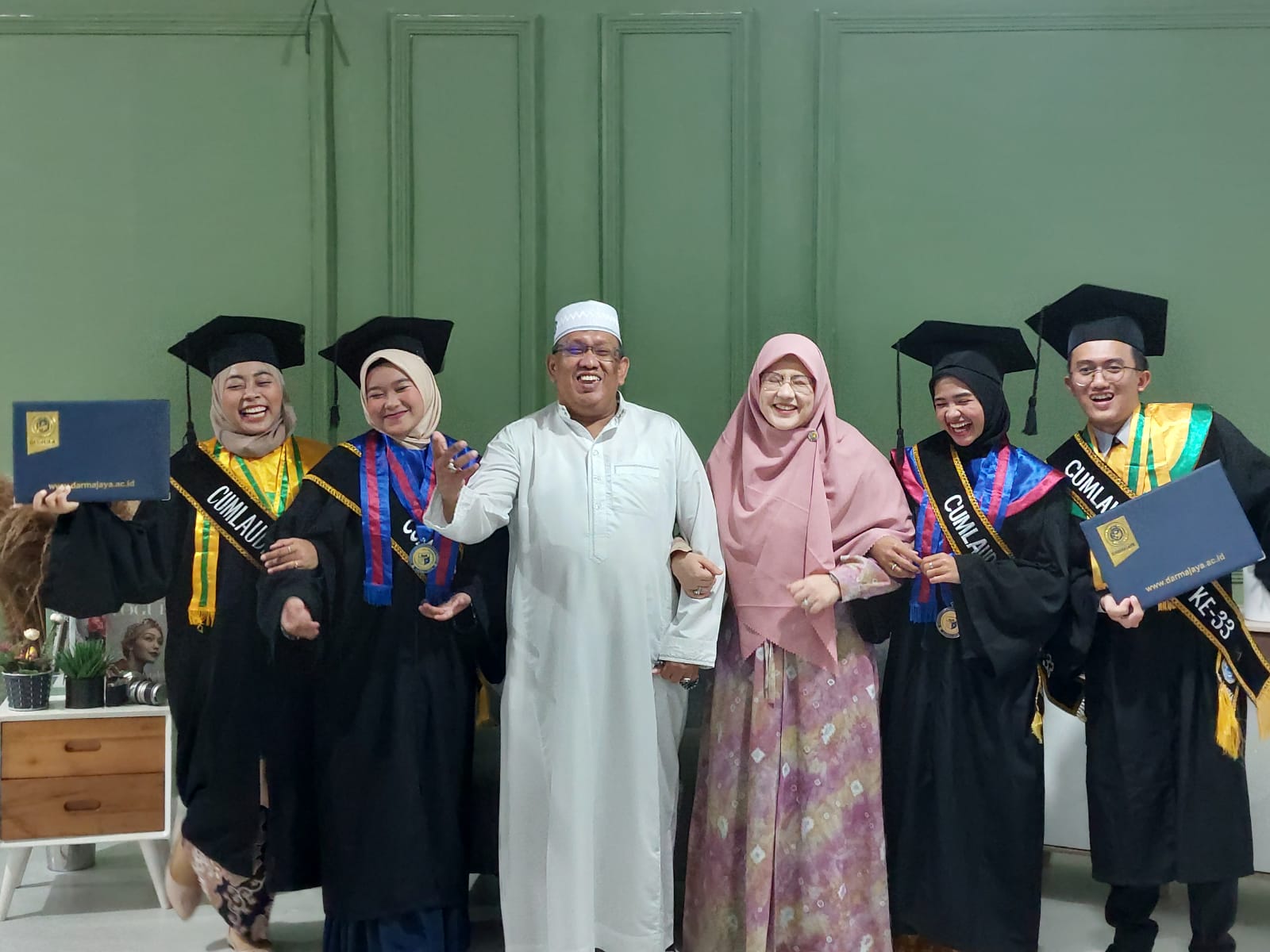 Usai Diwisuda di IIB Darmajaya, 4 Santri Ponpes Yatim Riyadhus Sholihin Langsung Mendapat Pekerjaan Usai Diwisuda di IIB Darmajaya, 4 Santri Ponpes Yatim Riyadhus Sholihin Langsung Mendapat Pekerjaan