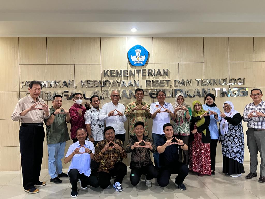 Wujudkan UMKM Merdeka, DPP Apindo Lampung Bersama Coca-Cola Europacific Partners Indonesia dan IIB Darmajaya Bahas dengan LLDikti Wilayah II Palembang Wujudkan UMKM Merdeka, DPP Apindo Lampung Bersama Coca-Cola Europacific Partners Indonesia dan IIB Darmajaya Bahas dengan LLDikti Wilayah II Palembang