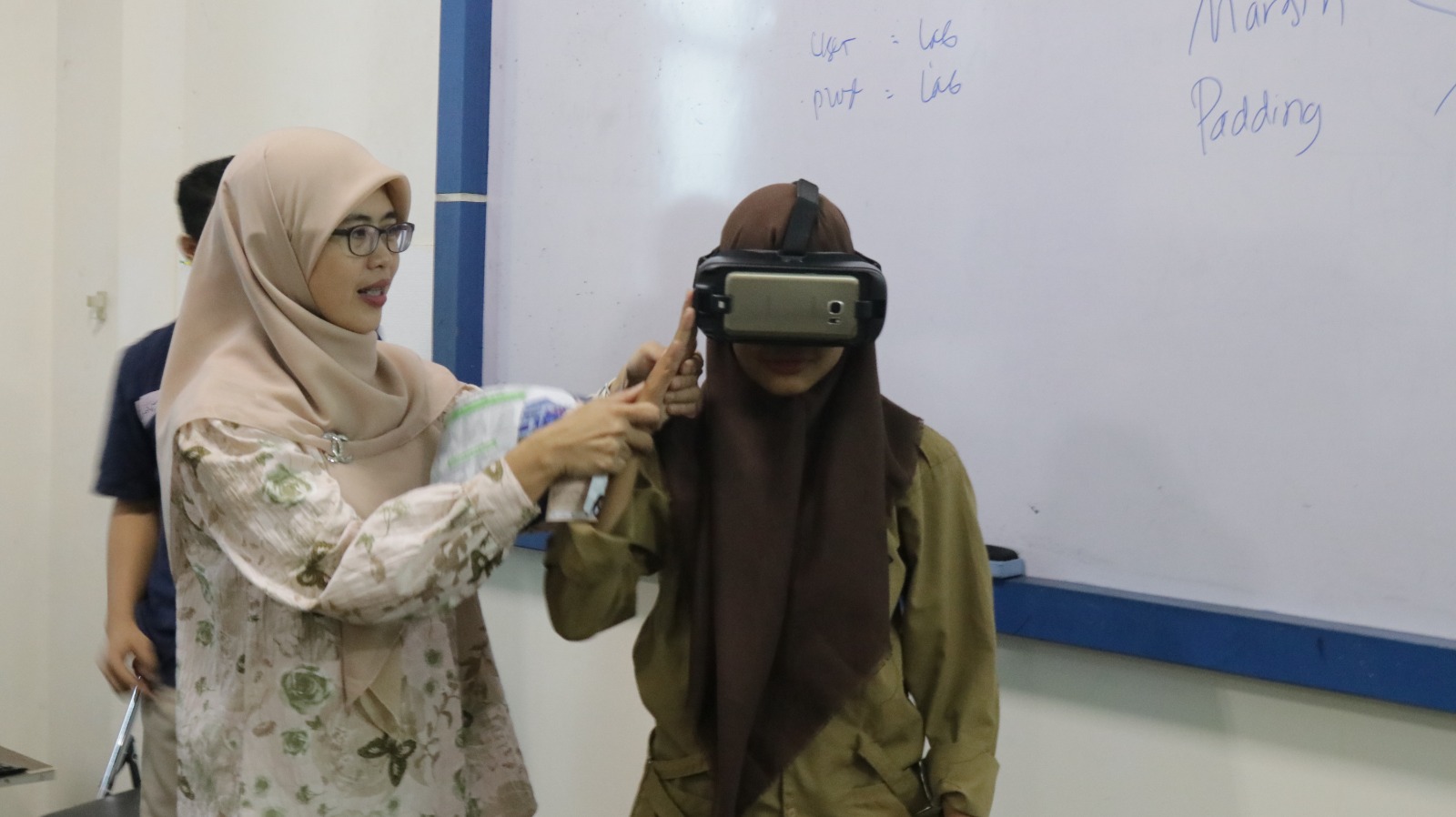 Pelajar SMKN 1 Bandarlampung Asyiik Belajar Mobile Application dan Virtual Reality Bersama Dosen Prodi Teknik Informatika IIB Darmajaya Pelajar SMKN 1 Bandarlampung Asyiik Belajar Mobile Application dan Virtual Reality Bersama Dosen Prodi Teknik Informatika IIB Darmajaya