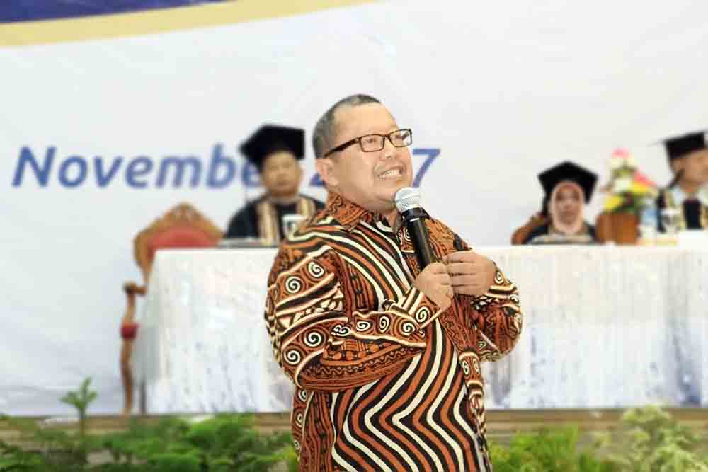 IIB Darmajaya Maju Bersama Pakar IT Internasional Onno W Purbo IIB Darmajaya Maju Bersama Pakar IT Internasional Onno W Purbo