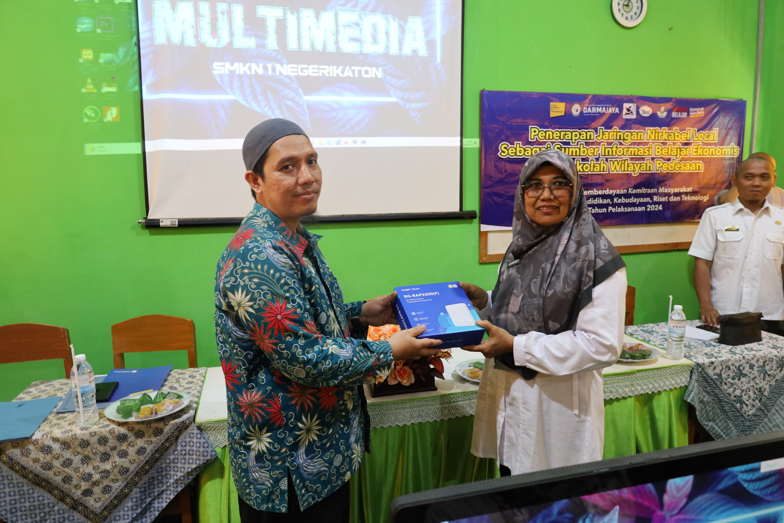 IIB Darmajaya Serahkan Teknologi Nirkabel di SMKN 1 Negerikaton, Dorong Pembelajaran Digital di Pedesaan IIB Darmajaya Serahkan Teknologi Nirkabel di SMKN 1 Negerikaton, Dorong Pembelajaran Digital di Pedesaan