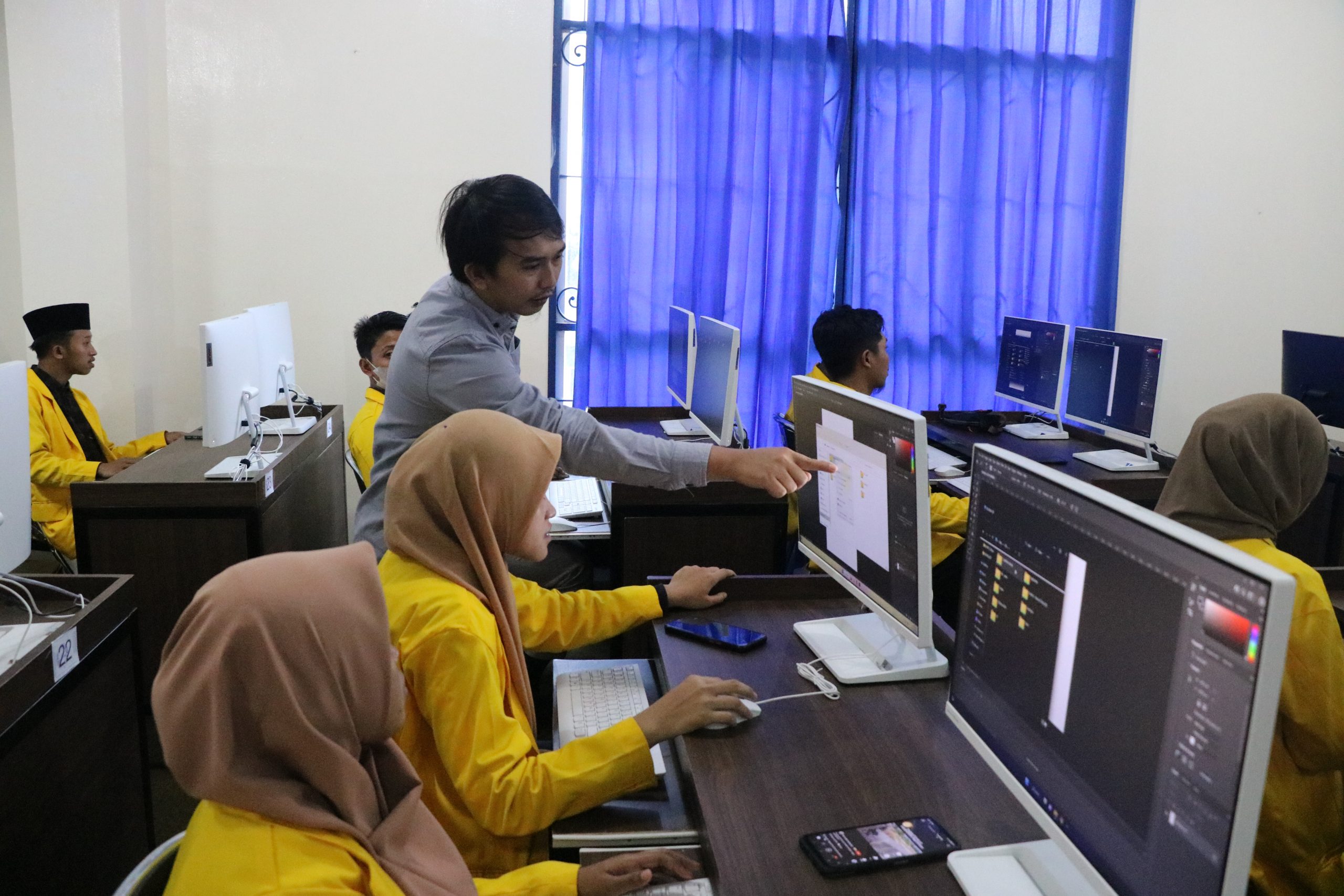 Kunjungi IIB Darmajaya, Mahasiswa Bustanul Ulum Belajar Desain Pamflet dengan Dosen DKV Kunjungi IIB Darmajaya, Mahasiswa Bustanul Ulum Belajar Desain Pamflet dengan Dosen DKV