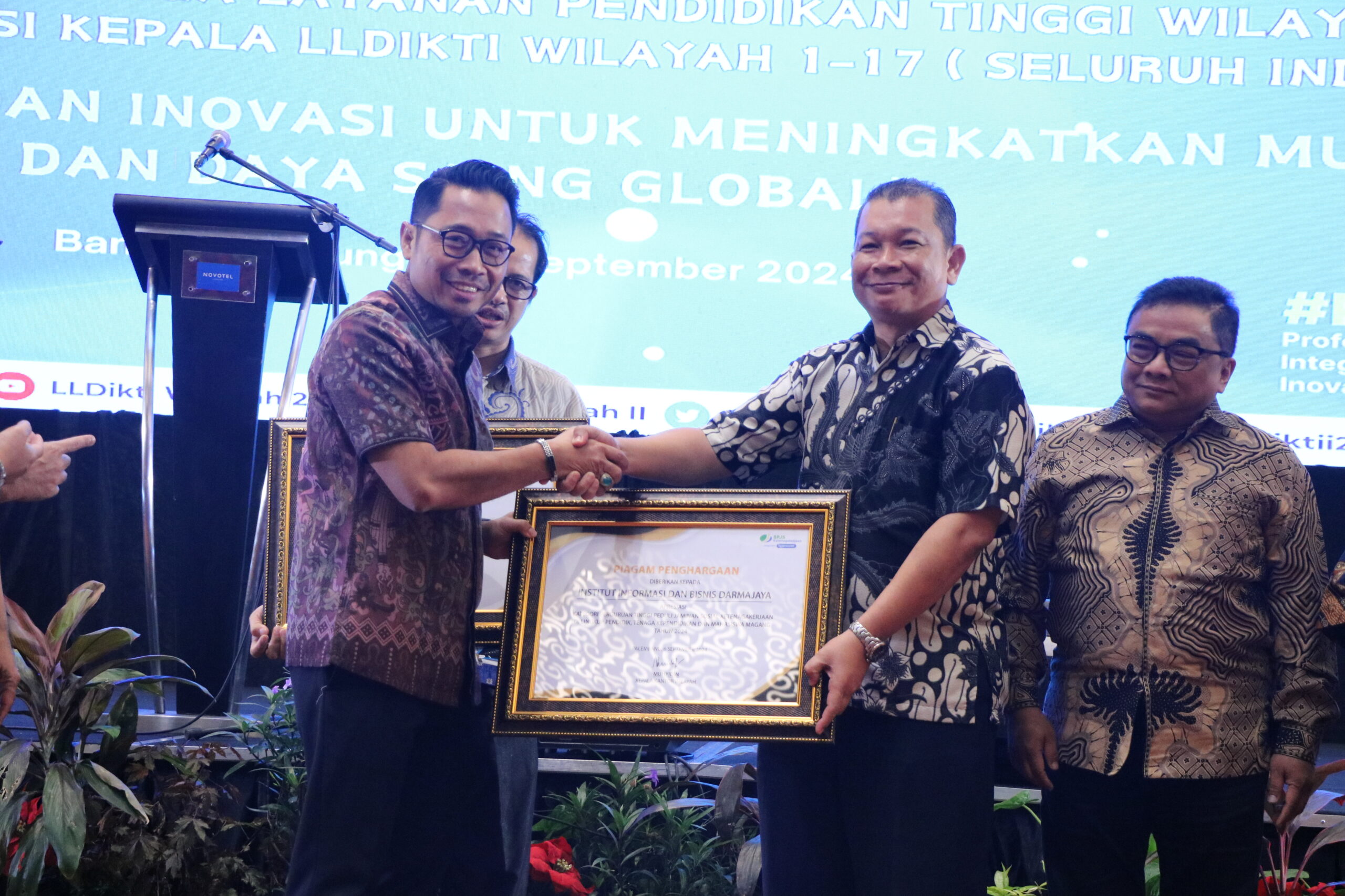 IIB Darmajaya Raih Penghargaan Bergengsi: Satu-Satunya Kampus di Lampung Peduli Jaminan Sosial! IIB Darmajaya Raih Penghargaan Bergengsi: Satu-Satunya Kampus di Lampung Peduli Jaminan Sosial!