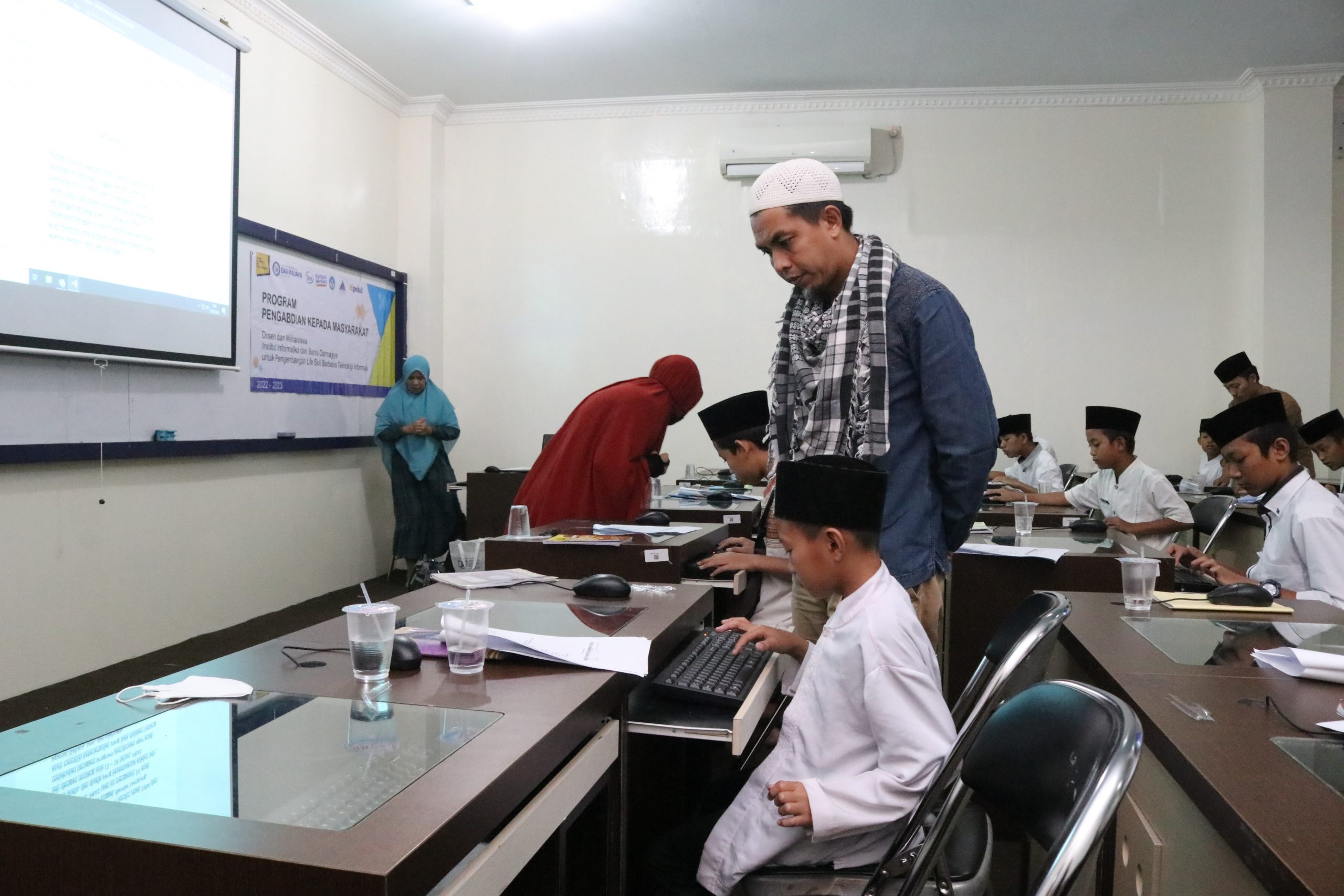 Pengabdian Masyarakat, Dosen dan Mahasiswa IIB Darmajaya Ajari Puluhan Anak-anak Rumah Asuh As Sakinah Pengabdian Masyarakat, Dosen dan Mahasiswa IIB Darmajaya Ajari Puluhan Anak-anak Rumah Asuh As Sakinah