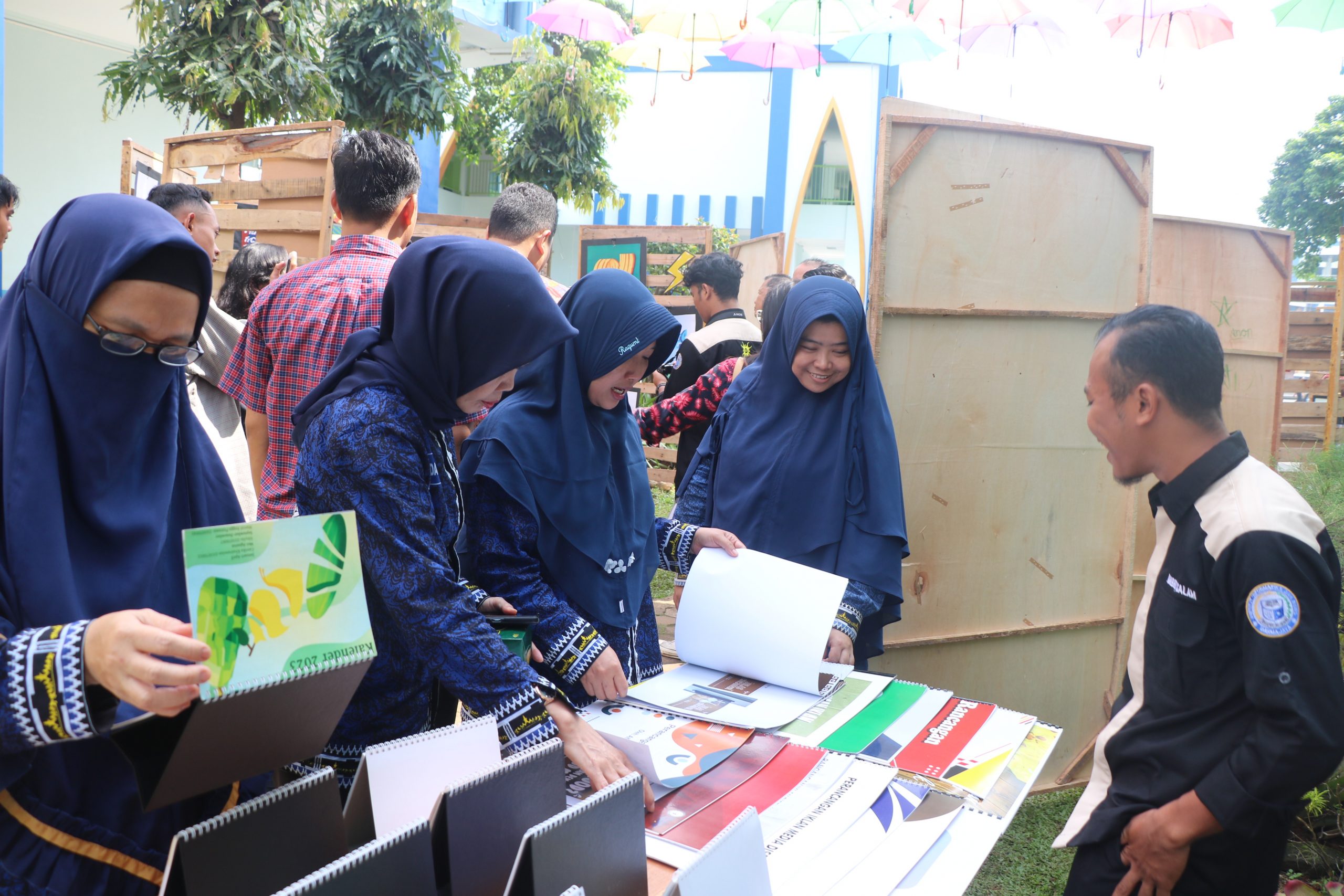 Prodi DKV IIB Darmajaya Gelar Pameran Karya Mahasiswa Selama Lima Hari Prodi DKV IIB Darmajaya Gelar Pameran Karya Mahasiswa Selama Lima Hari