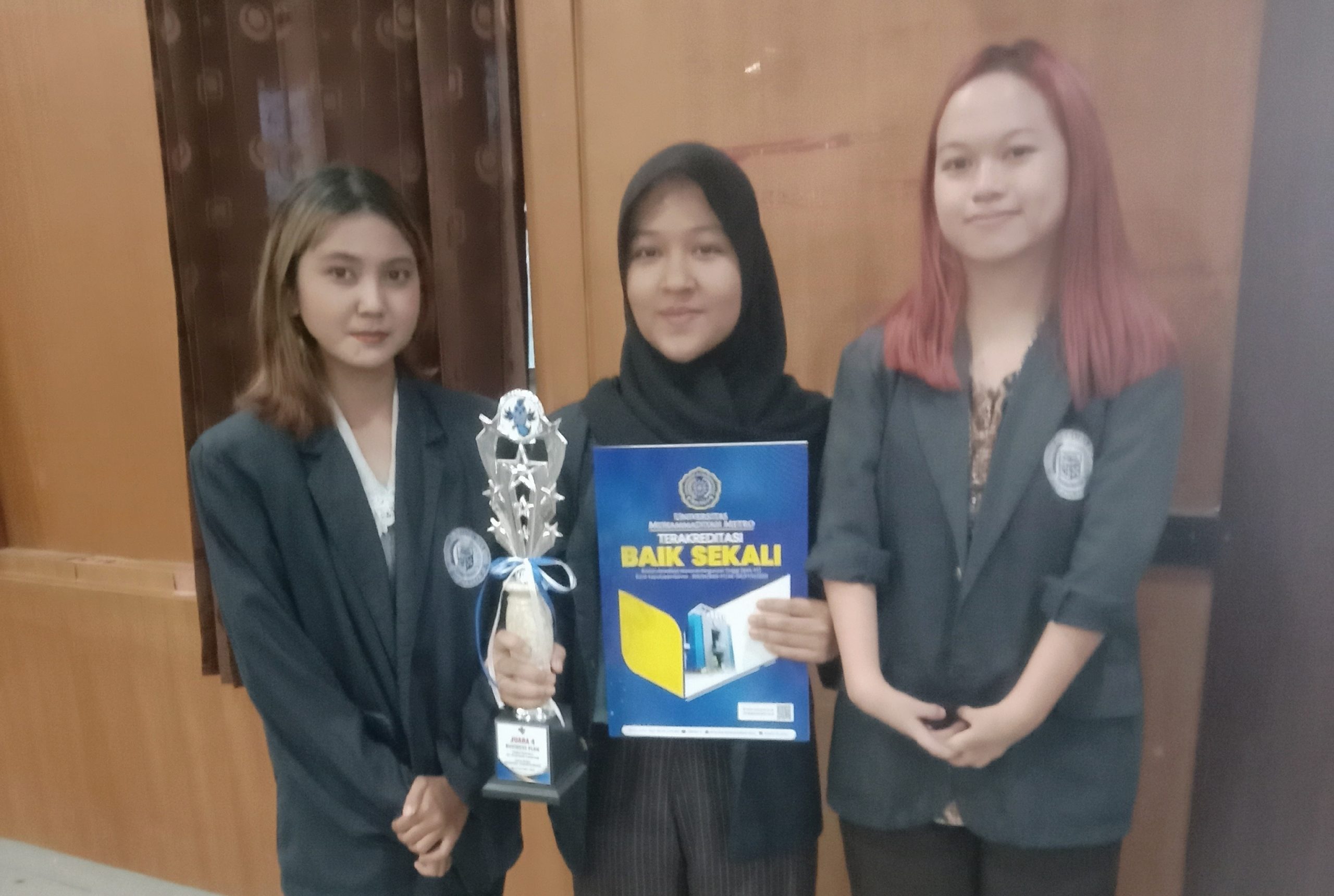 Perdana Ikuti Lomba, Tiga Mahasiswi Prodi Bisnis Digital Darmajaya Juara Business Plan Himamen Championship 2023 Perdana Ikuti Lomba, Tiga Mahasiswi Prodi Bisnis Digital Darmajaya Juara Business Plan Himamen Championship 2023