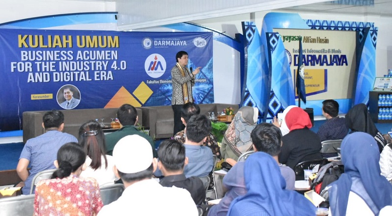 Kuliah Umum di IIB Darmajaya, Prof Roy Sembel: People Are Made, Not Born Kuliah Umum di IIB Darmajaya, Prof Roy Sembel: People Are Made, Not Born