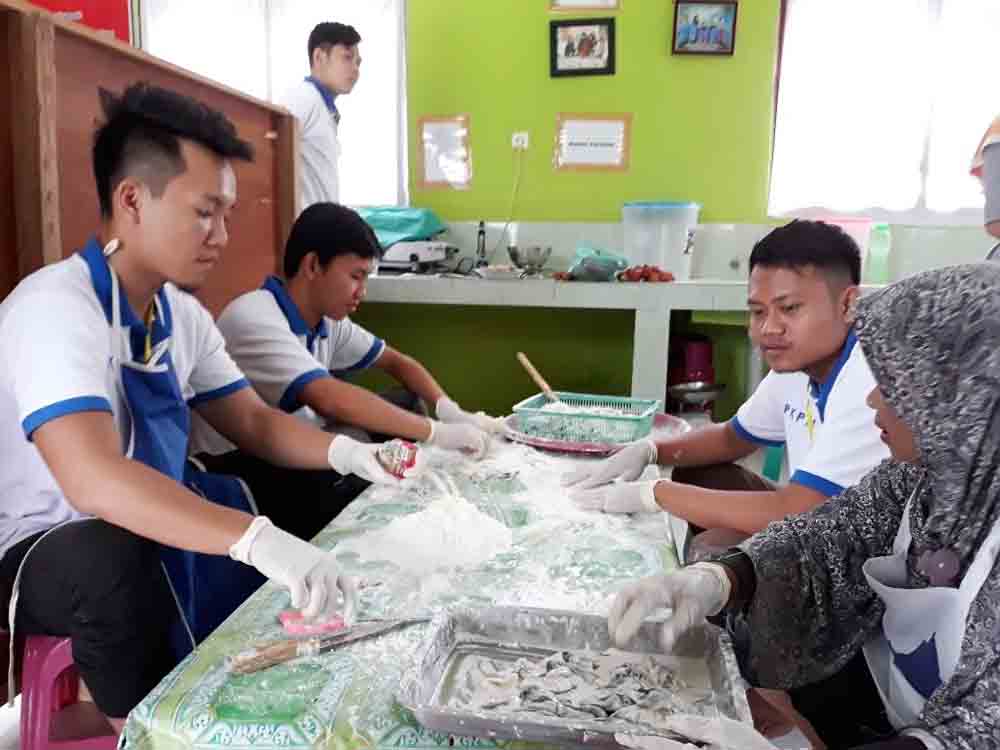 PKPM Desa Pagelaran, Mahasiswa Darmajaya Kembangkan Produk Olahan Lele PKPM Desa Pagelaran, Mahasiswa Darmajaya Kembangkan Produk Olahan Lele