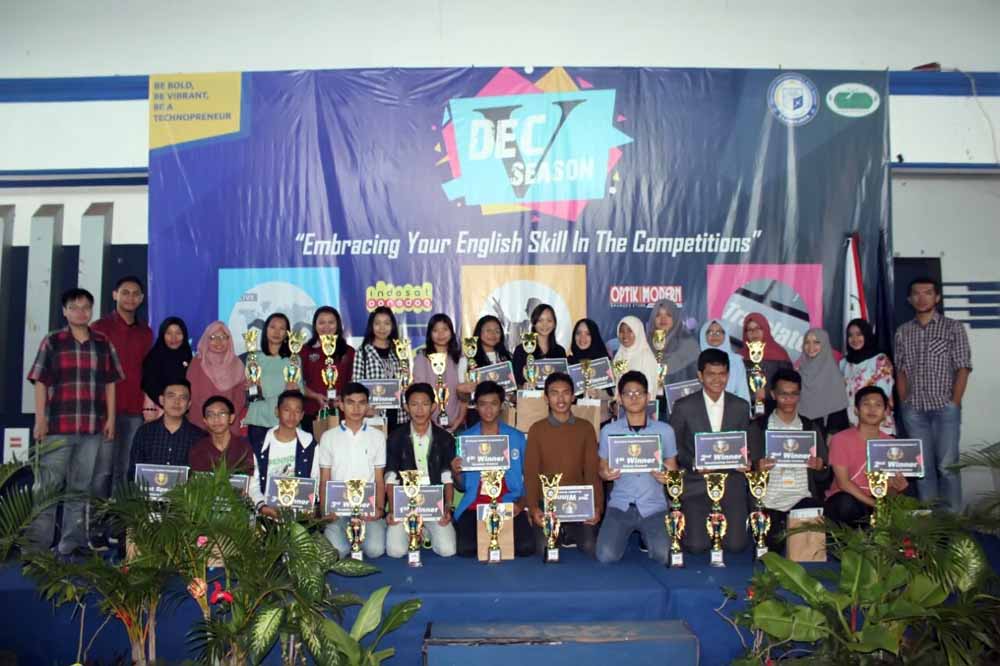 SMAN 2 Bandar Lampung Juara Debate Darmajaya English Competition SMAN 2 Bandar Lampung Juara Debate Darmajaya English Competition