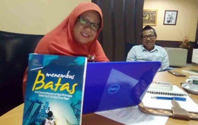 Mudahnya Kuliah di Luar Negeri, Dosen IIB Darmajaya Luncurkan Novel ‘Menembus Batas’