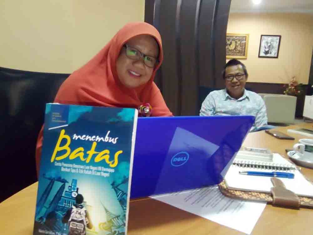 Mudahnya Kuliah di Luar Negeri, Dosen IIB Darmajaya Luncurkan Novel ‘Menembus Batas’ Mudahnya Kuliah di Luar Negeri, Dosen IIB Darmajaya Luncurkan Novel ‘Menembus Batas’