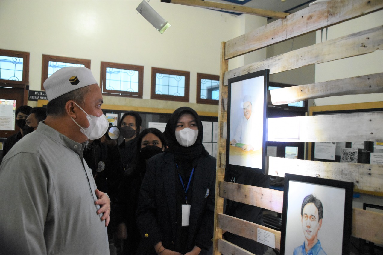 Keren nih! Prodi DKV Kampus The Best ini Gelar Pameran Karya Selama Tiga Hari Keren nih! Prodi DKV Kampus The Best ini Gelar Pameran Karya Selama Tiga Hari