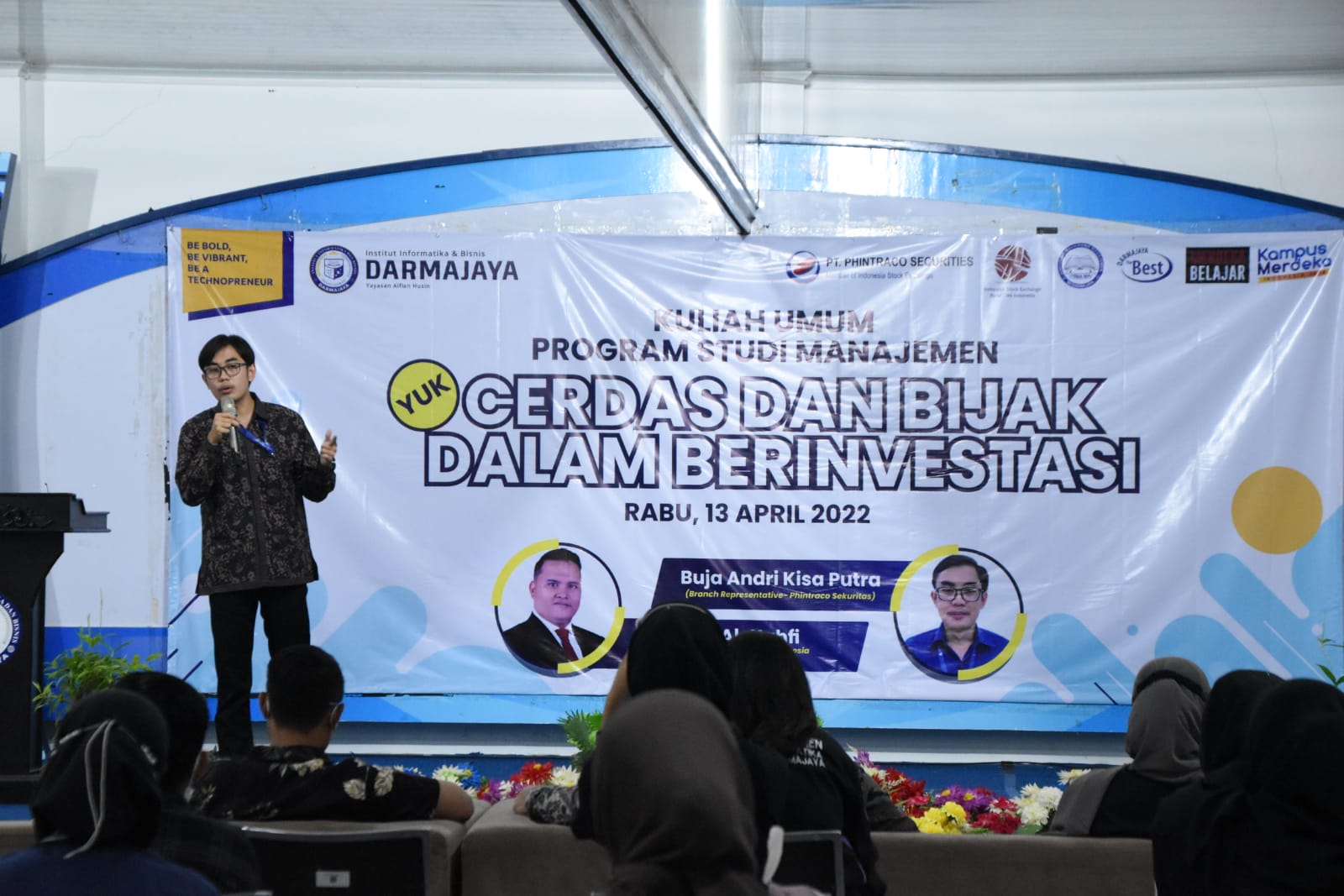 Tanamkan Minat Investasi di Pasar Modal, Prodi–Hima Manajemen Gelar Kuliah Umum Cerdas dan Bijak dalam Berinvestasi Tanamkan Minat Investasi di Pasar Modal, Prodi–Hima Manajemen Gelar Kuliah Umum Cerdas dan Bijak dalam Berinvestasi