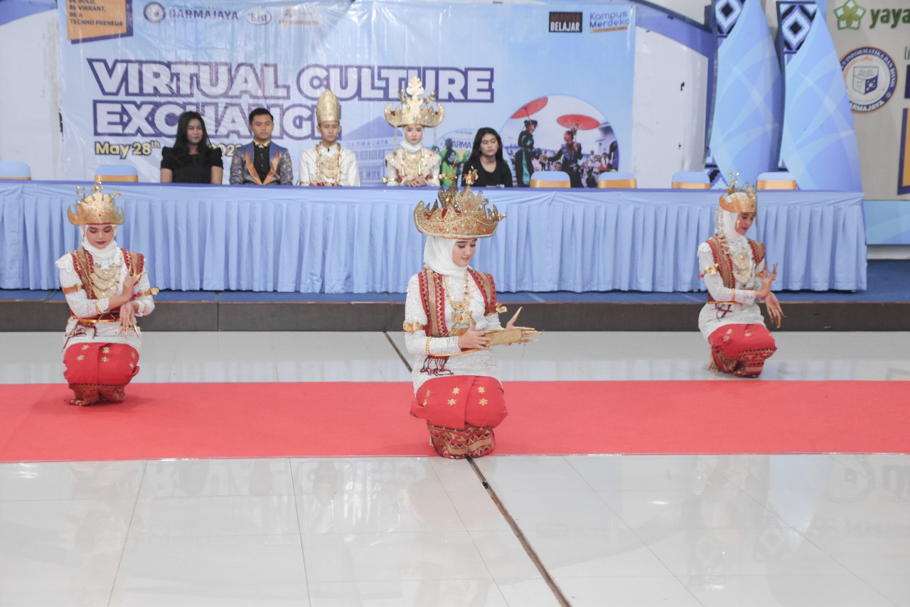 Virtual Culture Exchange FPT University–IIB Darmajaya, Mahasiswa Vietnam Kagum dengan Tarian Sigeh Pengunten Virtual Culture Exchange FPT University–IIB Darmajaya, Mahasiswa Vietnam Kagum dengan Tarian Sigeh Pengunten