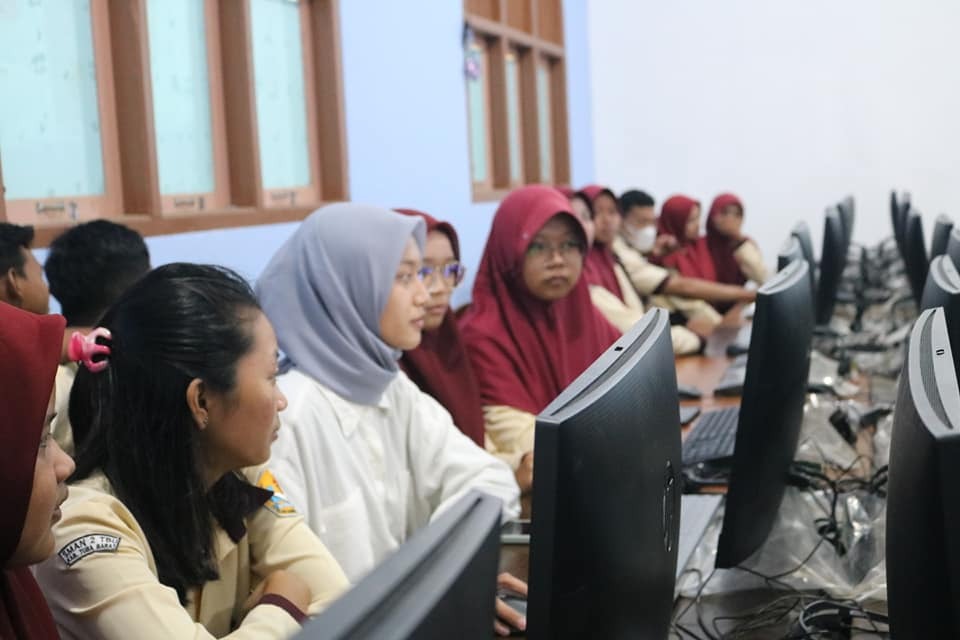 The Best, Dosen Prodi Sistem Komputer IIB Darmajaya Kenalkan IoT di SMAN 2 Tulangbawang Udik The Best, Dosen Prodi Sistem Komputer IIB Darmajaya Kenalkan IoT di SMAN 2 Tulangbawang Udik