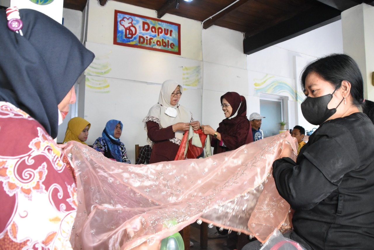 Membangun Jiwa Entrepreneurship Komunitas Dif_able, Dosen IIB Darmajaya Berikan Pelatihan Sulam Maduaro Membangun Jiwa Entrepreneurship Komunitas Dif_able, Dosen IIB Darmajaya Berikan Pelatihan Sulam Maduaro