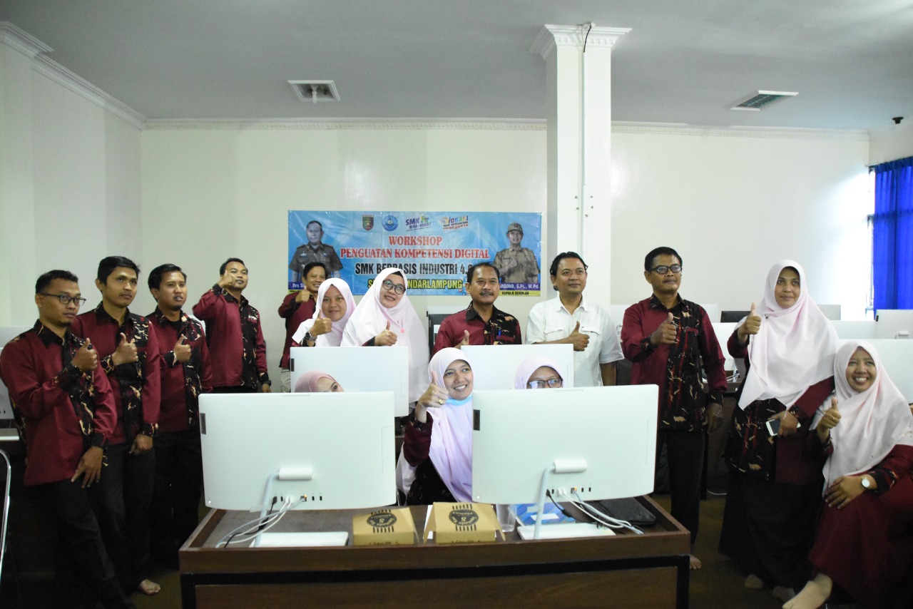 Sharing Session Dosen Filkom IIB Darmajaya kepada Guru SMKN 6 Bandarlampung Sharing Session Dosen Filkom IIB Darmajaya kepada Guru SMKN 6 Bandarlampung