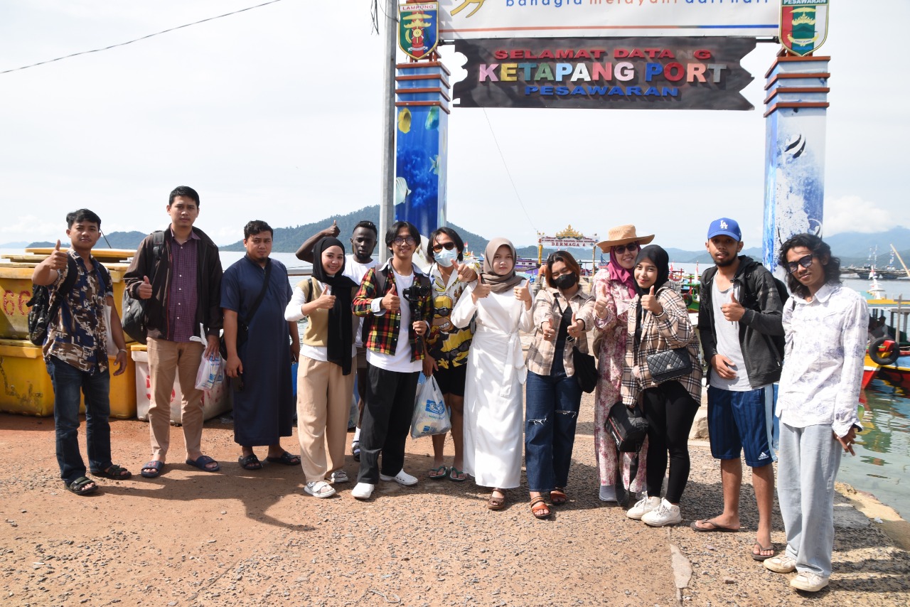 Perdana Melihat Keindahan Pesisir Lampung, Ini Kata Mahasiswa Asing IIB Darmajaya Perdana Melihat Keindahan Pesisir Lampung, Ini Kata Mahasiswa Asing IIB Darmajaya
