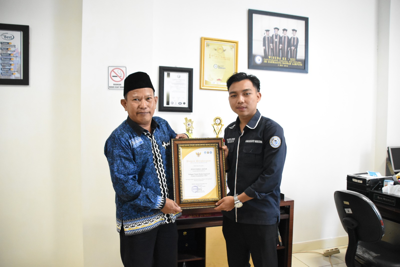 Presiden BEM IIB Darmajaya Raih Penghargaan Tokoh Muda Inspiratif Peduli Pendidikan Presiden BEM IIB Darmajaya Raih Penghargaan Tokoh Muda Inspiratif Peduli Pendidikan