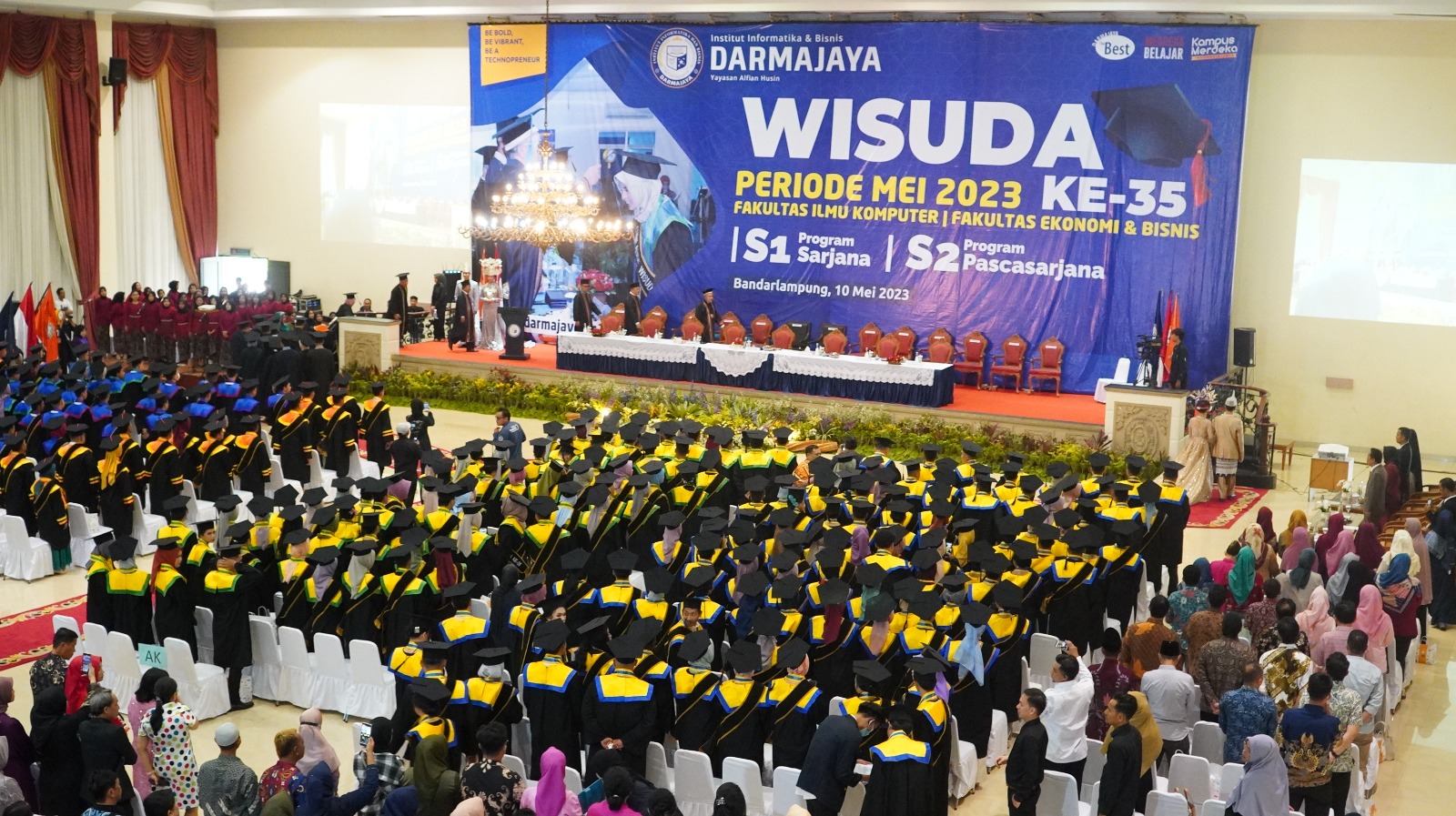 IIB Darmajaya Mewisuda 323 Mahasiswa, Dua dari Madagaskar dan Uganda IIB Darmajaya Mewisuda 323 Mahasiswa, Dua dari Madagaskar dan Uganda