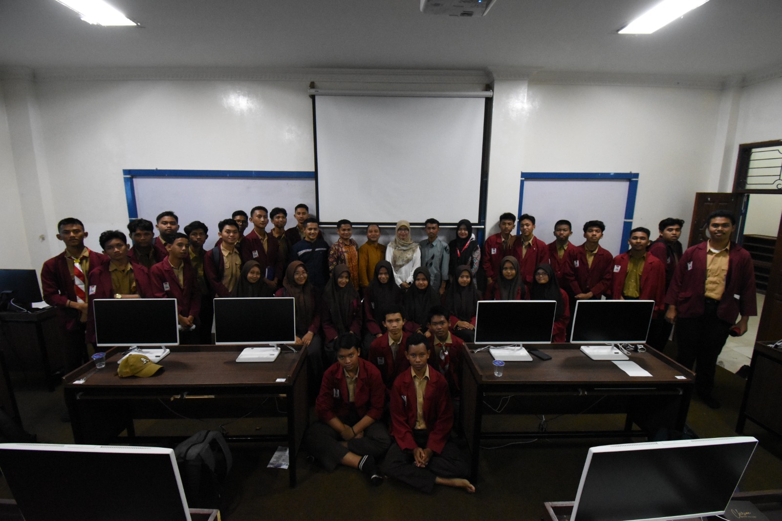 Dosen Prodi Teknik Informatika Darmajaya Kenalkan Platform Django kepada Pelajar SMK Telkom Lampung