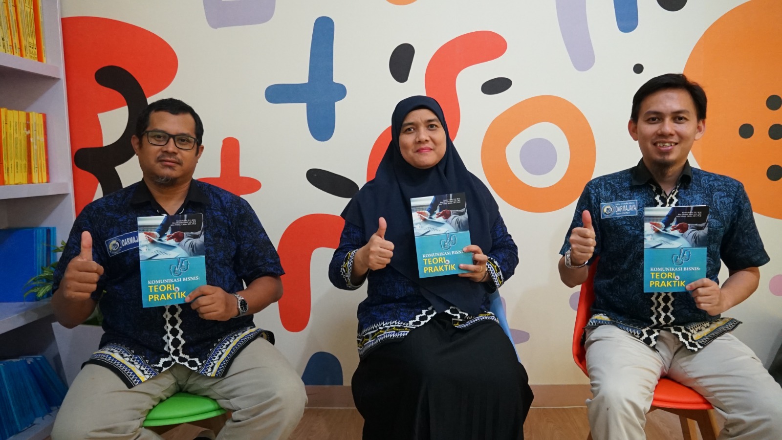 Kolaborasi Dosen Antar Prodi Hasilkan Buku Ajar “Komunikasi Bisnis Teori & Praktik” Kolaborasi Dosen Antar Prodi Hasilkan Buku Ajar “Komunikasi Bisnis Teori & Praktik”