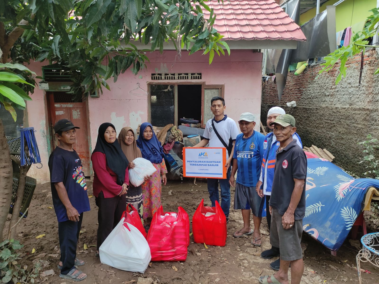 Kolaborasi, IKA DJ dan DT Peduli Beri Bantuan ke Warga Dampak Banjir Kolaborasi, IKA DJ dan DT Peduli Beri Bantuan ke Warga Dampak Banjir