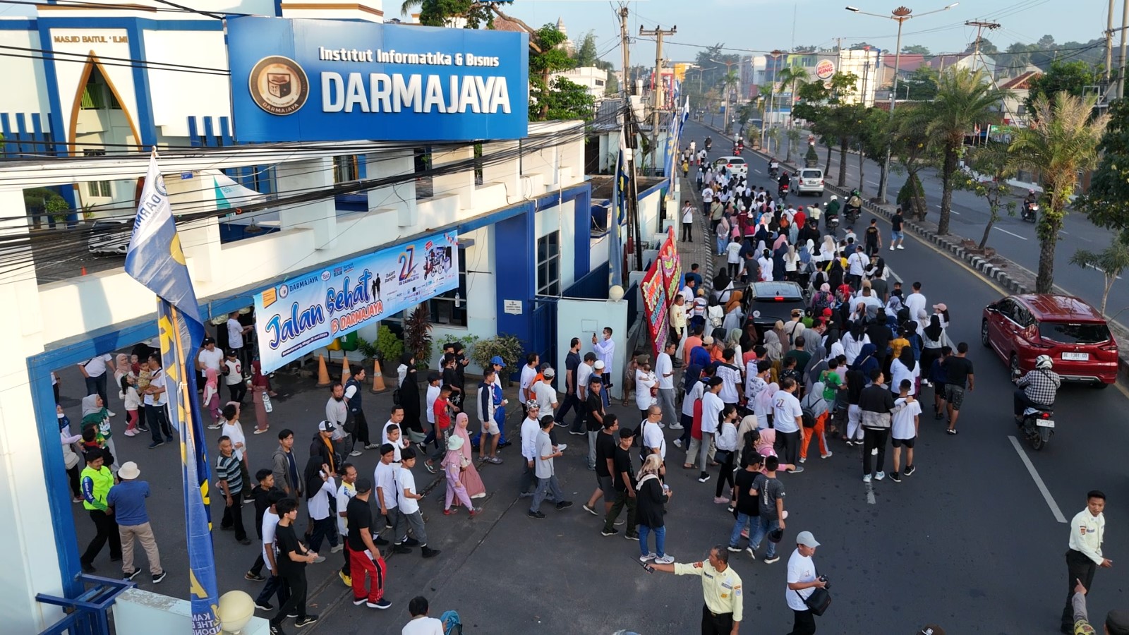 Ratusan Peserta Meriahkan Jalan Sehat Dies Natalis ke 27 IIB Darmajaya Ratusan Peserta Meriahkan Jalan Sehat Dies Natalis ke 27 IIB Darmajaya
