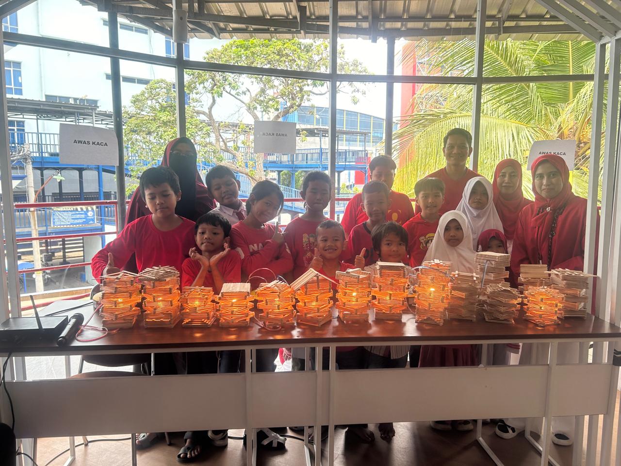 Kolaborasi Kreatif: Sahabat Becik dan IIB Darmajaya Hadirkan Pelatihan Lampu Hias dari Stick Es Krim Kolaborasi Kreatif: Sahabat Becik dan IIB Darmajaya Hadirkan Pelatihan Lampu Hias dari Stick Es Krim