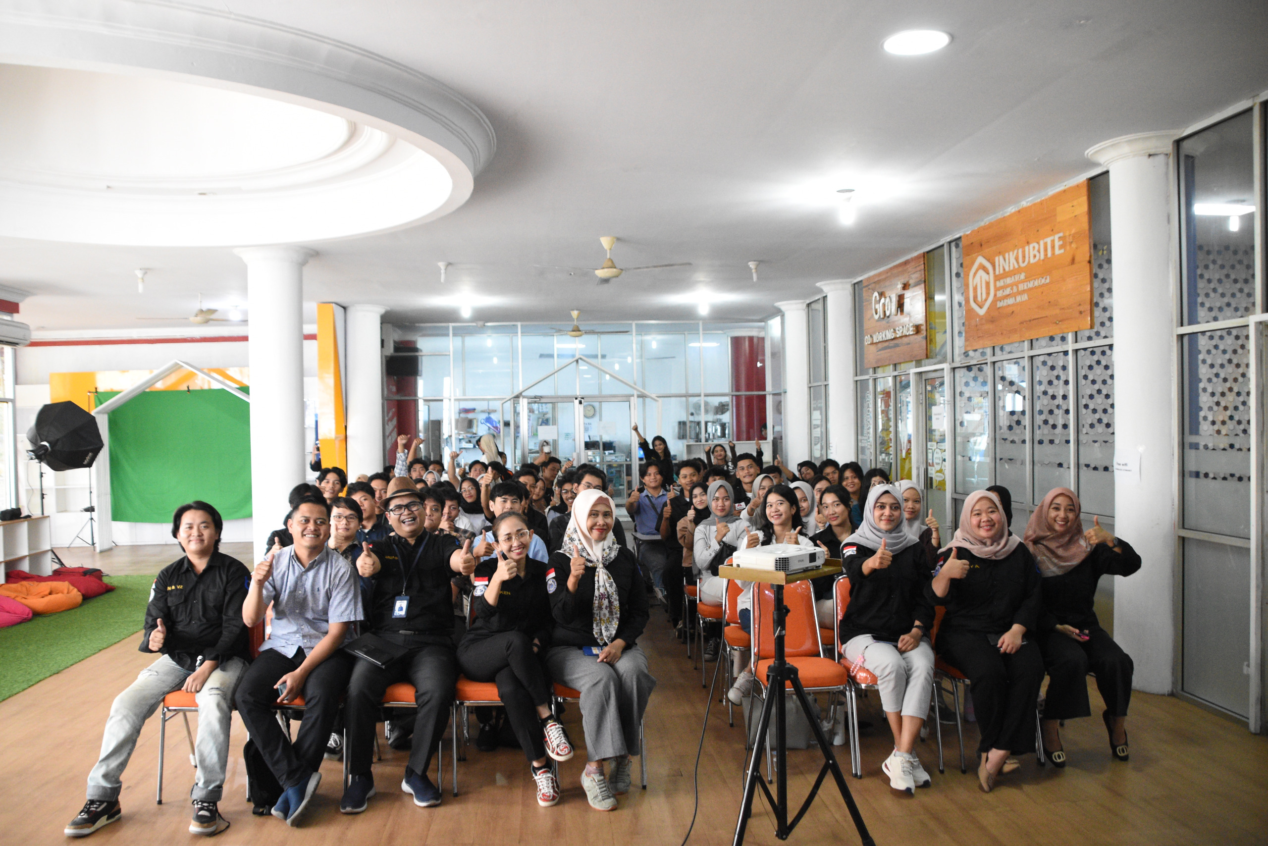 Trial Class Prodi Bisnis Digital IIB Darmajaya: Menginspirasi Generasi Muda untuk Berkarier di Era Digital Trial Class Prodi Bisnis Digital IIB Darmajaya: Menginspirasi Generasi Muda untuk Berkarier di Era Digital