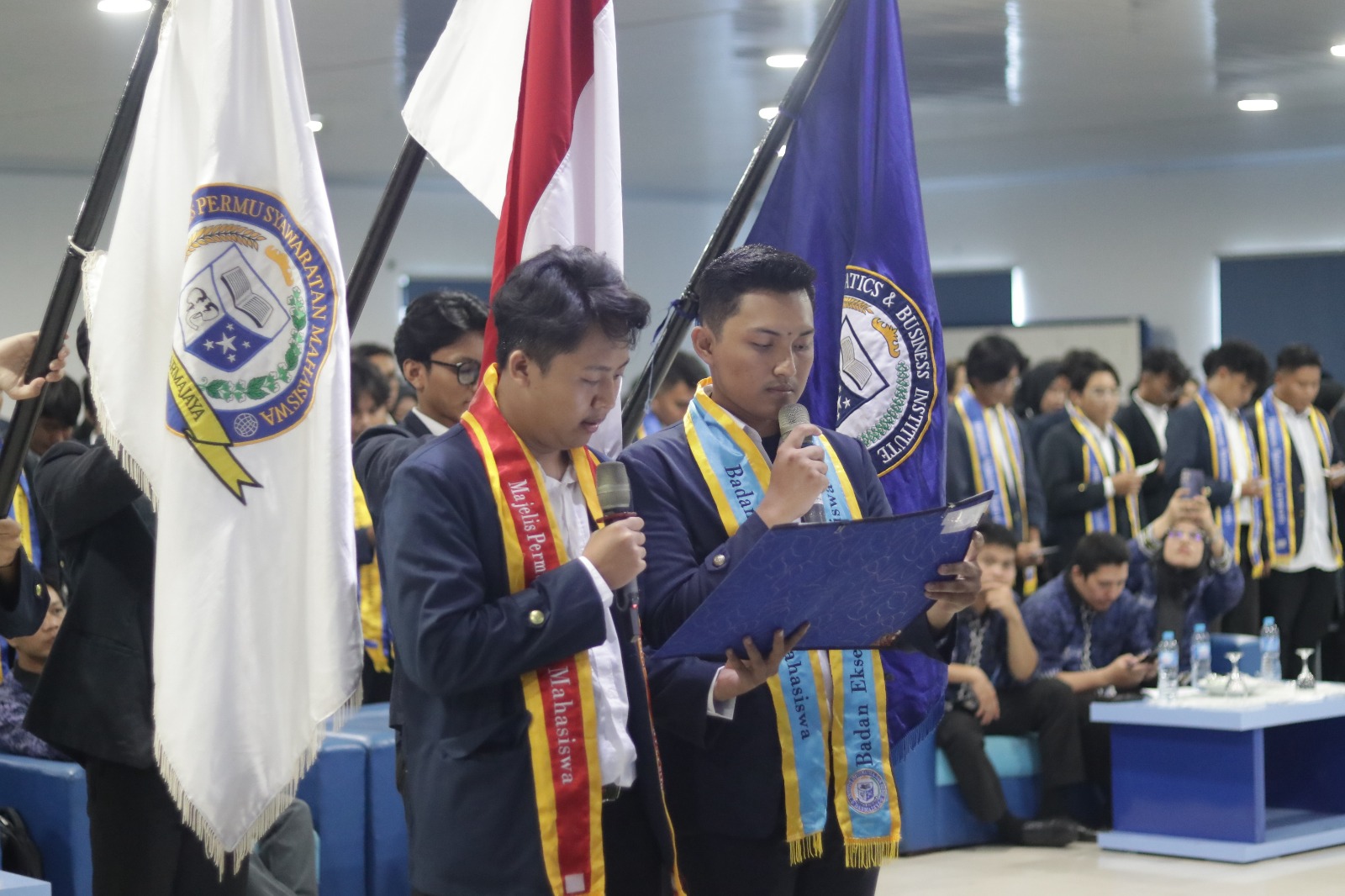 IIB Darmajaya Lantik Pengurus Organisasi Kemahasiswaan di Momen Sumpah Pemuda dengan Maju Bersama Indonesia Raya IIB Darmajaya Lantik Pengurus Organisasi Kemahasiswaan di Momen Sumpah Pemuda dengan Maju Bersama Indonesia Raya