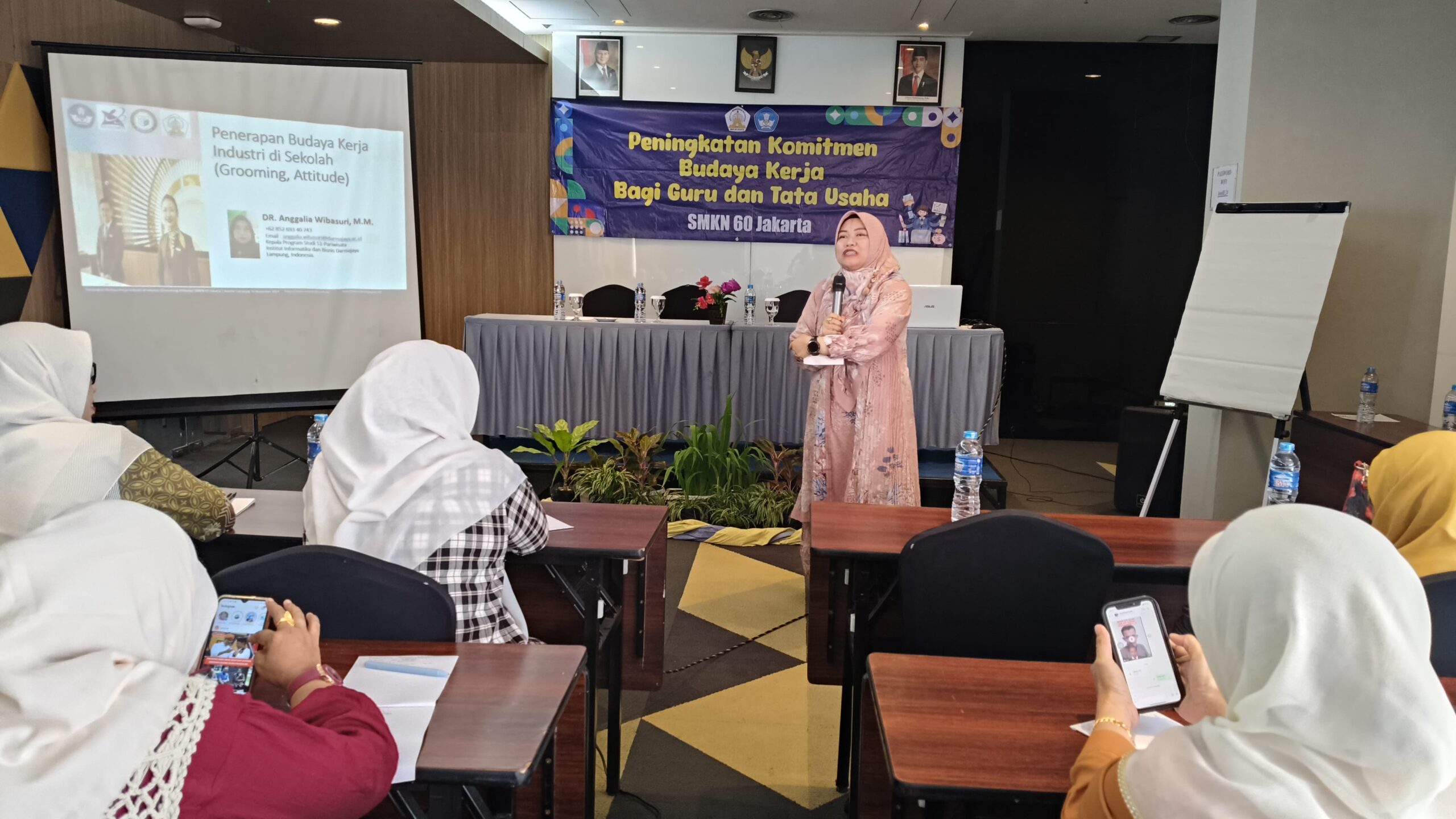 Ketua Prodi Pariwisata IIB Darmajaya Bahas Budaya Kerja Industri kepada Puluhan Guru SMKN 60 Jakarta Ketua Prodi Pariwisata IIB Darmajaya Bahas Budaya Kerja Industri kepada Puluhan Guru SMKN 60 Jakarta