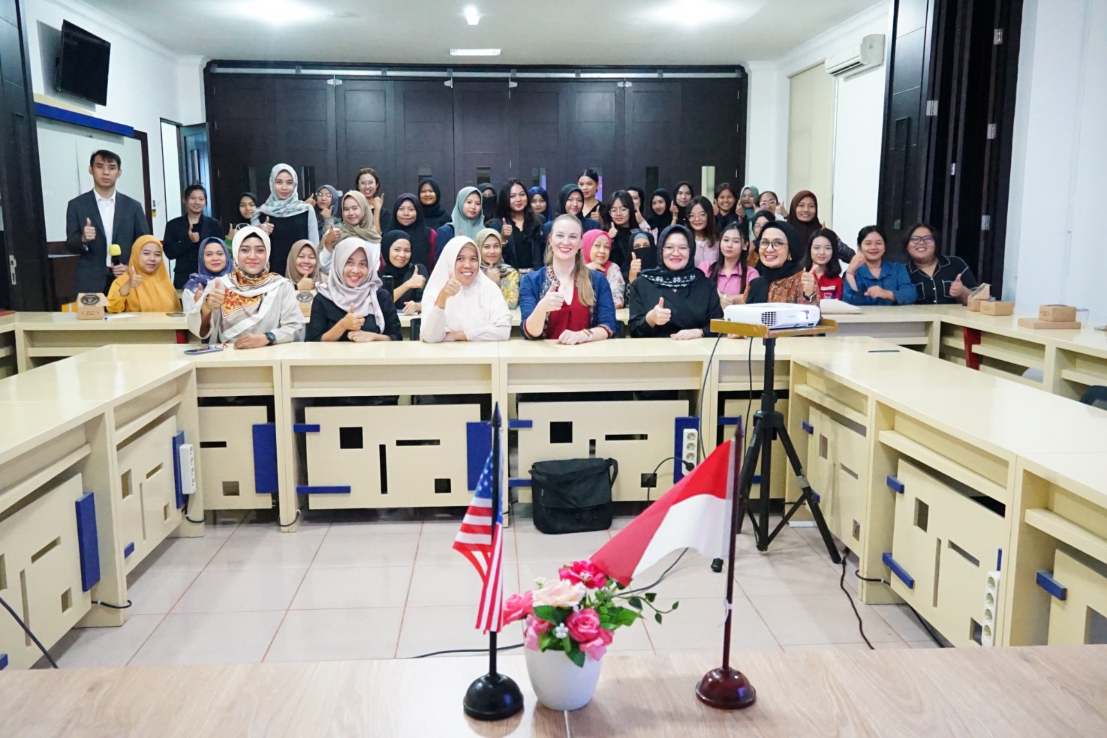 IIB Darmajaya Gelar Kuliah Umum “The Global State of Women” dengan Deputy Konsul AS IIB Darmajaya Gelar Kuliah Umum “The Global State of Women” dengan Deputy Konsul AS