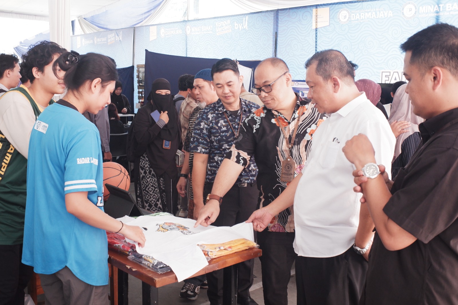 Kolaborasi Mahasiswa dan Pelajar Lampung Meriahkan Darmajaya Fair 2024 Kolaborasi Mahasiswa dan Pelajar Lampung Meriahkan Darmajaya Fair 2024