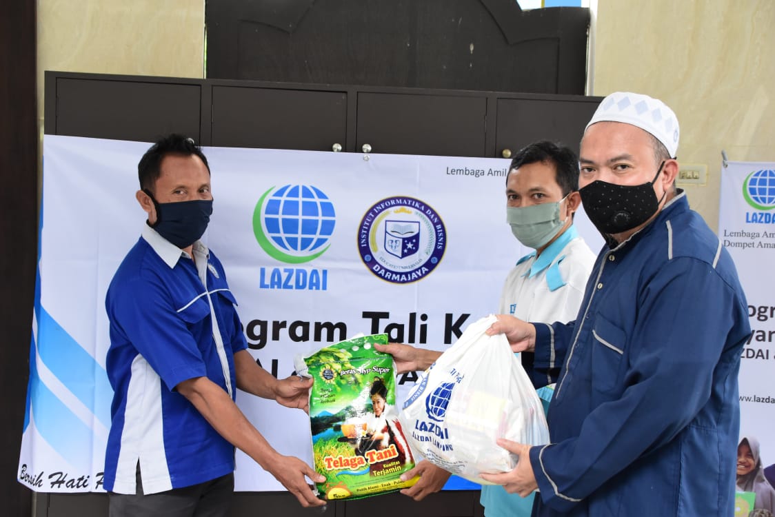 IIB Darmajaya – LAZDAI Lampung Bagikan 100 Paket Sembako IIB Darmajaya – LAZDAI Lampung Bagikan 100 Paket Sembako