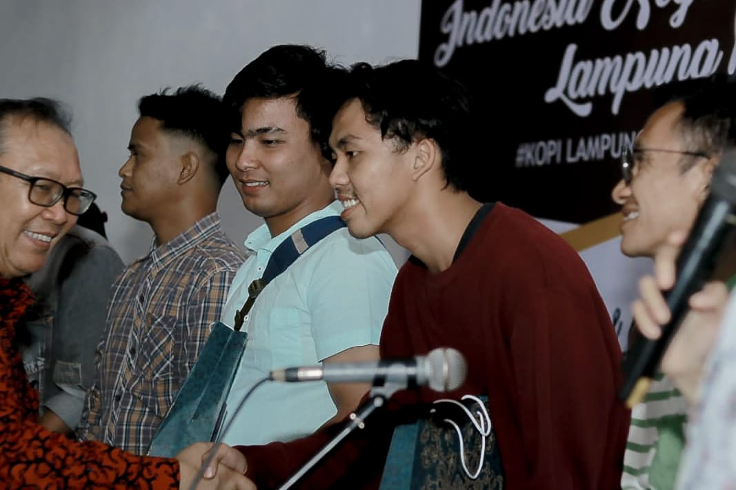 Mahasiswa IIB Darmajaya Juara Dua Lomba Foto Festival Kopi Lampung Mahasiswa IIB Darmajaya Juara Dua Lomba Foto Festival Kopi Lampung