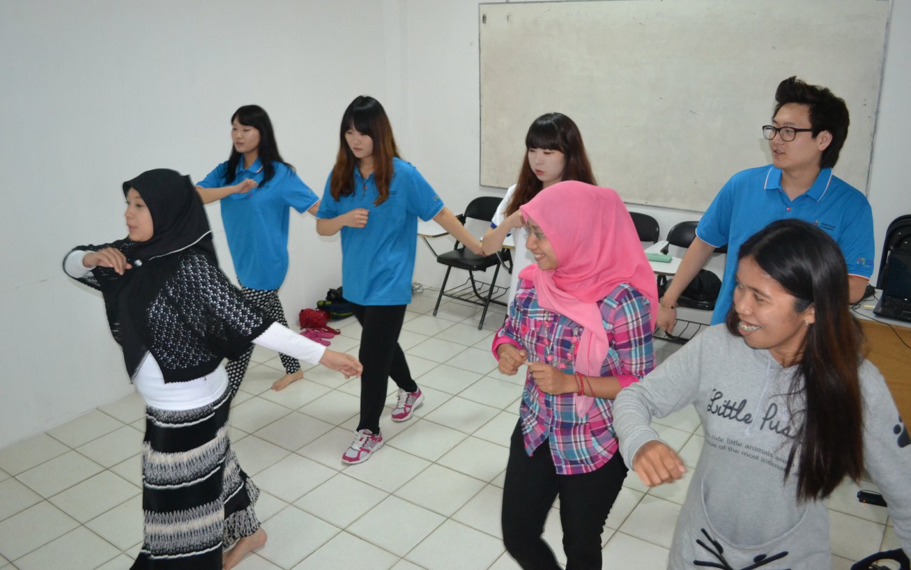 MAHASISWA KOREA ANTUSIAS BELAJAR TARI BEDANA LAMPUNG MAHASISWA KOREA ANTUSIAS BELAJAR TARI BEDANA LAMPUNG