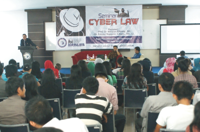 Ratusan Mahasiswa Hadiri Seminar UU ITE Ratusan Mahasiswa Hadiri Seminar UU ITE