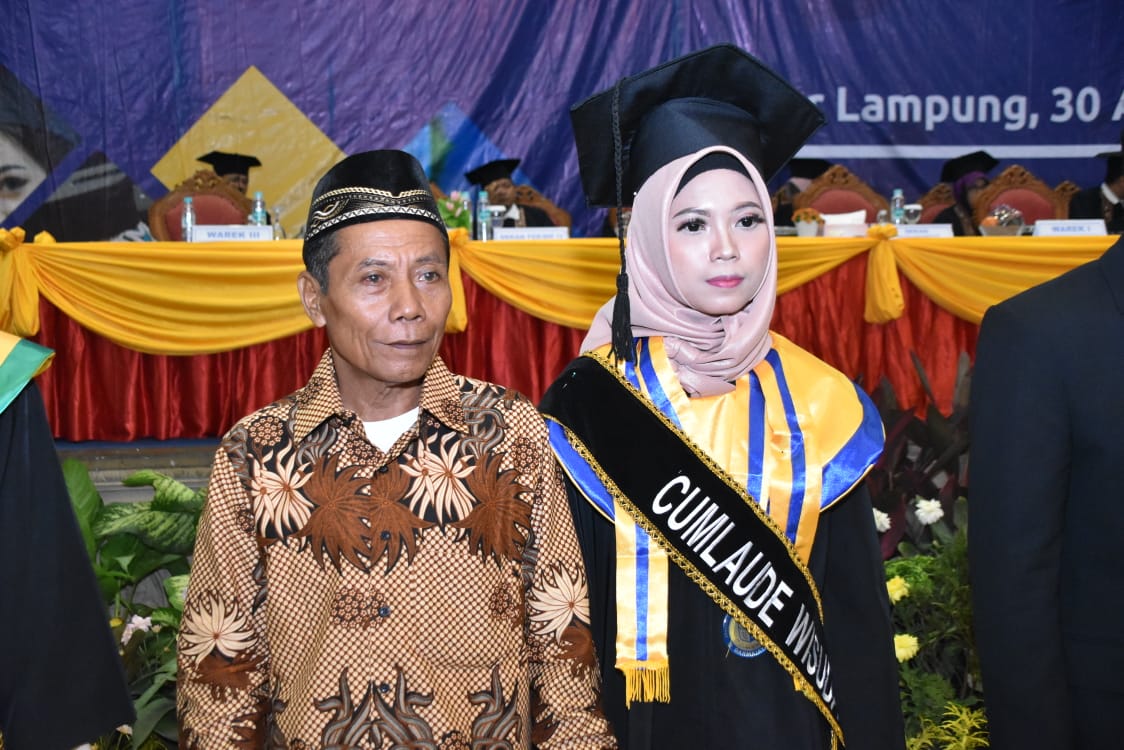 Tri Setiani, Keterbatasan Ekonomi dan Cumlaude Tri Setiani, Keterbatasan Ekonomi dan Cumlaude